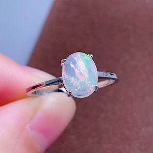 Anillo de ópalo arcoíris natural, anillo fino de plata de ley, anillo ovalado de ópalo auténtico de 7 x 9 mm, piedra de nacimiento de octubre, anillo delicado.
