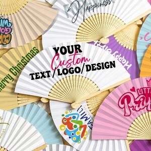 Peut inclure: Plusieurs éventails en papier ouverts, avec des motifs et des textes variés. On peut lire "Merry Christmas", "Happiness" et "Little Princess". Un éventail affiche "YOUR Custom TEXT/LOGO/DESIGN".