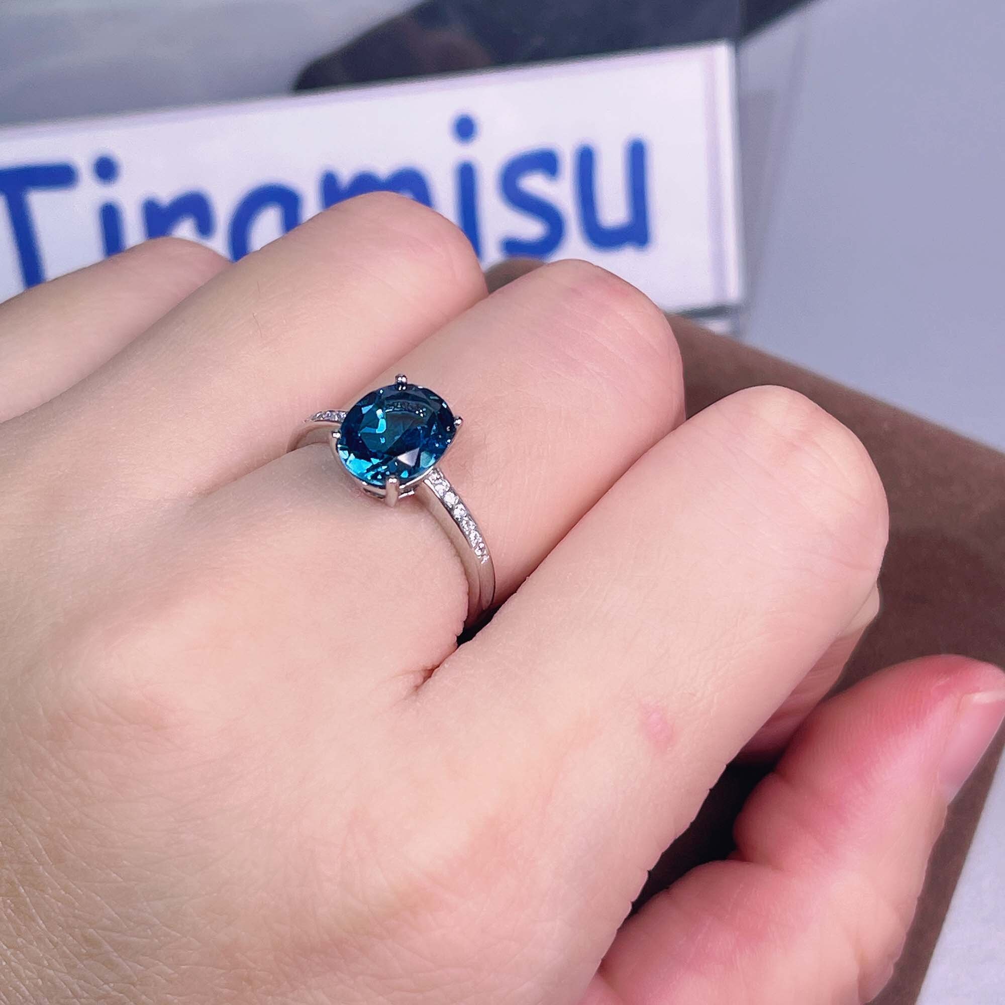 Anello Regolabile Donna Argentato Con Topazio Blu Fuoco Ovale – Luccicoso