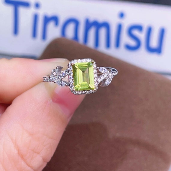 Orecchini a perno da 2 mm con smeraldo, ametista o peridoto