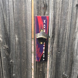 An der Wand befestigter Flaschenöffner - hergestellt aus einem K2 Ski - inklusive Befestigungsschrauben - lila & rot - lustiges Geschenk!
