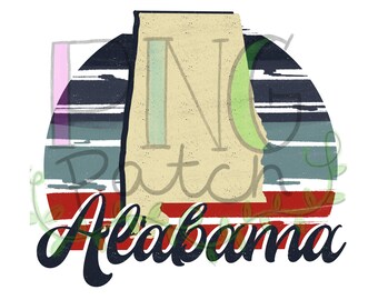 Könnte beinhalten: Eine Grafik im Vintage-Stil mit der Umrissform des Bundesstaates Alabama in Beige auf einem rot-weiß-blau gestreiften Hintergrund. Das Wort "Alabama" ist in schwarzer Kursivschrift unterhalb der Staatsumrissform geschrieben.