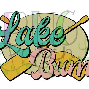 Pode incluir: Um design gráfico com o texto "Lake Bum" em estilo retro. O texto está em azul turquesa com uma pá amarela e laranja sobreposta.