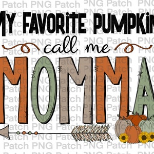 Pode incluir: Uma ilustração desenhada à mão de uma abóbora com uma seta apontando para a direita. O texto "My favorite pumpkins call me momma" está escrito em preto acima da abóbora.