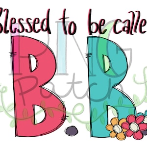 Könnte beinhalten: Ein Grafikdesign mit dem Text "Blessed to be called" und zwei großen stilisierten Buchstaben "B" und "R". Das "B" ist pink und das "R" ist blau. Das "R" hat drei kleine Blumen drumherum.