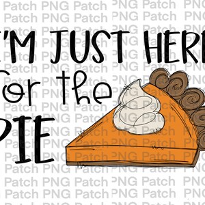 Peut inclure: Une illustration dessinée à la main d'une part de tarte à la citrouille avec de la crème fouettée. Le texte "I'm just here for the pie" est écrit en noir au-dessus de la tarte.