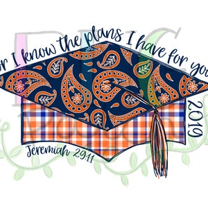 Puede incluir: Un gorro de graduación azul y naranja con un patrón de cachemira y una borla a cuadros. El gorro tiene el texto "For I know the plans I have for you. Jeremiah 29:11" y el año "2019" en él.