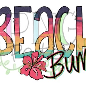 Pode incluir: Um design gráfico colorido com o texto "Beach Bum" em contorno preto e uma flor de hibisco rosa. O texto tem um fundo degradê arco-íris.