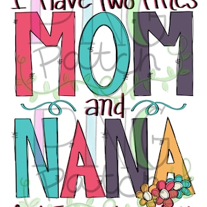 Può includere: Progettazione grafica di testo colorato con le parole "Ho due titoli MAMMA e NONNA e le rocko entrambe".
