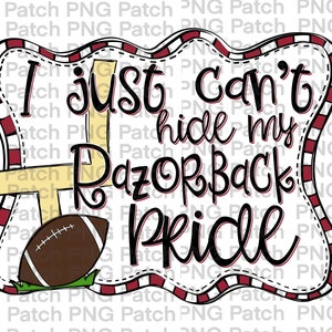 Könnte beinhalten: Ein weißer Hintergrund mit einem rot-weiß gestreiften Rand. Innerhalb des Randes befindet sich ein Fußballtor mit einem Fußball davor. Der Text "I just can't hide my Razorback pride" ist in schwarzer Kursivschrift geschrieben.