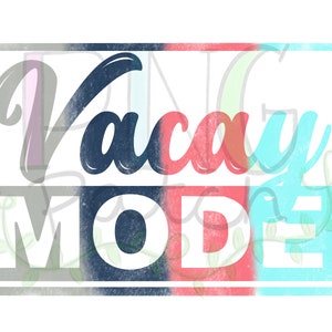Op de afbeelding: Een kleurrijk grafisch ontwerp met de tekst "Vacay Mode" in een verweerde, vintage stijl. De tekst is in tinten blauw, rood en turquoise.