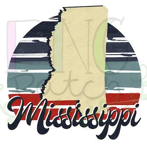 Pode incluir: Um gráfico de estilo vintage que apresenta o contorno do estado do Mississippi em bege, sobre um fundo listrado vermelho, branco e azul. A palavra "Mississippi" está escrita em uma fonte de letra cursiva negra em negrito abaixo do contorno do estado.