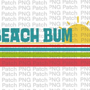 Pode incluir: Um design gráfico com o texto "BEACH BUM" em letras azul turquesa. O texto está sobreposto a um sol amarelo com raios e cinco faixas horizontais em vermelho, azul turquesa, verde e vermelho.