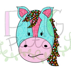 Puede incluir: Una cabeza de caballo de dibujos animados con una cara de patrón azul y blanco, una nariz a cuadros rosa y blanco y una crin de lunares marrones y blancos.