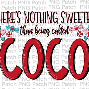 Può includere: Design grafico con il testo "THERE'S NOTHING SWEETER than being called COCO" in rosso e nero. Il design include illustrazioni di cuori e caramelle, perfetto per San Valentino o un regalo personalizzato.