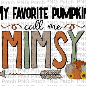 Op de afbeelding: Een handgetekend ontwerp van een pijl die naar rechts wijst met de tekst "My Favorite Pumpkins Call Me Mimsy" erboven. De pijl is versierd met bruine veren en oranje en groene kralen. Er zijn drie pompoenen onder de pijl, twee zijn wit en één is oranje. De pompoenen hebben zonnebloemen ervoor.