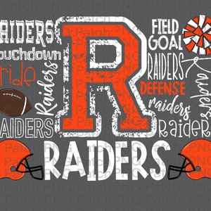 Puede incluir: Un diseño gráfico con la letra "R" en naranja con un contorno blanco y una textura desgastada. La letra está rodeada de las palabras "RAIDERS", "Touchdown", "Pride", "Field Goal", "Defense" y "Raiders" en texto blanco. Hay dos cascos de fútbol y un balón de fútbol en el diseño.