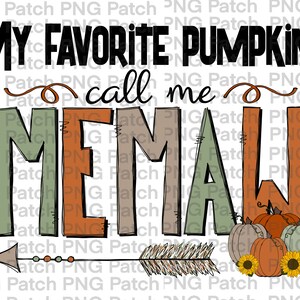 Op de afbeelding: Een digitale illustratie van een pijl die naar rechts wijst met de tekst "My favorite pumpkins call me Memaw" in zwarte tekst. Het woord "Memaw" staat in een kleurrijk lettertype met groene, oranje en bruine letters. De pijl is versierd met bruine veren en groene en oranje stippen. Er zijn vijf pompoenen in de afbeelding, twee oranje, twee groen en één wit. De pompoenen zijn versierd met zonnebloemen.