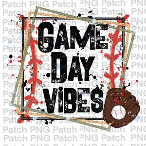 Puede incluir: Un gráfico en blanco y negro con el texto "GAME DAY VIBES" en una fuente en negrita. El gráfico está rodeado por un diseño de puntadas de béisbol rojo y blanco y un guante de béisbol marrón con una pelota de béisbol blanca en su interior. El fondo es blanco con salpicaduras de pintura negra y azul.