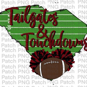 Op de afbeelding: Een groen en wit voetbalveld in de vorm van de staat South Carolina met de woorden "Tailgates & Touchdowns" in rood. Een voetbal en twee rood-zwarte cheerleading pom-poms bevinden zich in de rechterbenedenhoek.