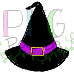 Puede incluir: Un sombrero de bruja negro con una banda morada y una hebilla dorada. El sombrero está decorado con enredaderas verdes.