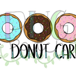Op de afbeelding: Drie donuts met verschillende gekleurde glazuur en sprinkles. De donuts zijn in een rij gerangschikt met de tekst "I DONUT CARE" eronder.