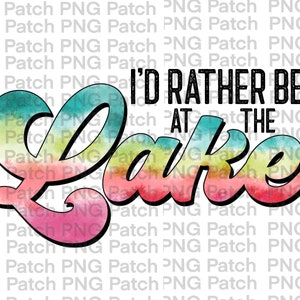 Peut inclure: Un graphique de style aquarelle avec le texte "I'd Rather Be At The Lake" en noir. Le mot "Lake" est dans une grande police colorée avec un dégradé arc-en-ciel.