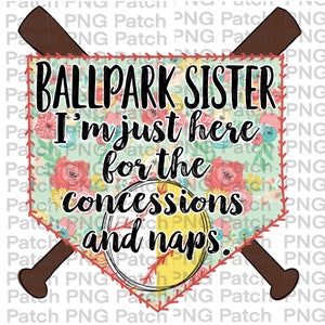 Può includere: Un diamante di baseball blu-verde con un motivo floreale e il testo "BALLPARK SISTER I'm just here for the concessions and naps." Due mazze da baseball marroni sono incrociate dietro il diamante.