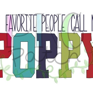 Op de afbeelding: Grafisch ontwerp met de tekst "Mijn favoriete mensen noemen me Poppy" in een kleurrijk, speels lettertype. Het woord "Poppy" staat in grote, vetgedrukte letters, waarbij elke letter een andere kleur heeft.