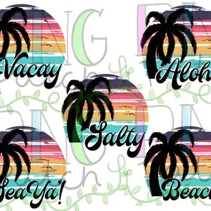 Op de afbeelding: Vier kleurrijke ronde ontwerpen met palmbomen en zonsondergangstrepen. Elk ontwerp heeft een andere zomerse zin: "Vacay", "Aloha!", "Salty" en "Sea Ya!".