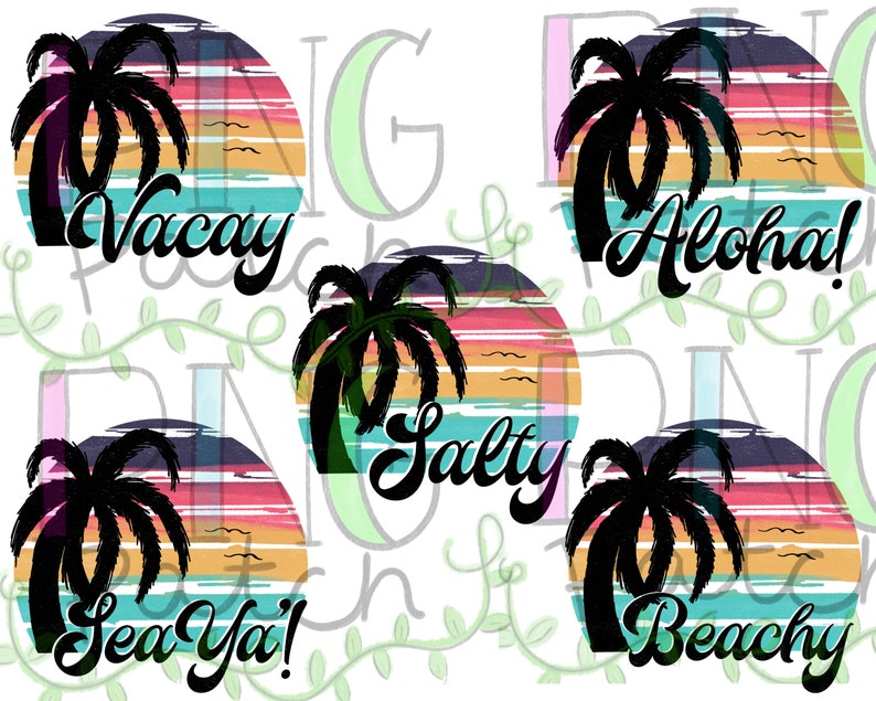 Pu&ograve; includere: Quattro disegni circolari colorati con palme e strisce di tramonto. Ogni disegno presenta una frase diversa a tema estivo: "Vacay", "Aloha!", "Salty" e "Sea Ya!".