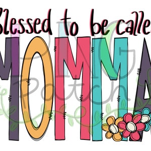 Pode incluir: Um design gráfico colorido com o texto "Blessed to be called MOMMA" em um arco-íris de cores com roxo, laranja, rosa, azul e verde. A palavra MOMMA é decorada com flores.