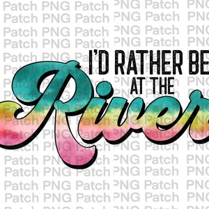 Peut inclure: Graphisme avec le texte « I'd Rather Be At The River ». Le mot « River » est dans une police de style tie-dye colorée, avec un contour noir. Les autres mots sont dans une police noire simple.