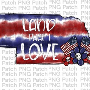 Puede incluir: Una ilustración de acuarela roja, blanca y azul del estado de Nebraska con el texto "Land That I Love" y dos banderas americanas con flores rojas, blancas y azules.