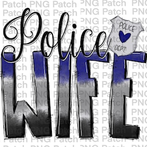 以下が含まれることがあります： 「Police Wife」の文字が特徴的なグラフィックデザイン。 「Police」は黒い筆記体で、 「Wife」は青、グレー、黒で描かれています。 文字「E」の上には青いハートの警察バッジがあります。