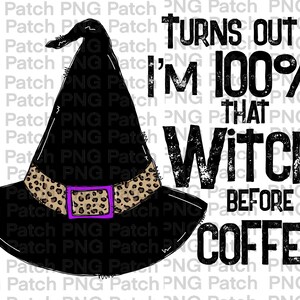 Op de afbeelding: Een zwarte heksenhoed met een luipaardprintband en een paarse gesp. De tekst "Turns out I'm 100% that witch before coffee" is in zwart met een verweerd effect geschreven.