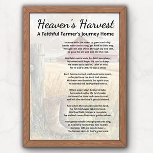 Könnte beinhalten: Gerahmter Druck mit dem Text "Heaven's Harvest: A Faithful Farmer's Journey Home." Das Kunstwerk zeigt ein Gedicht über einen Bauern, eine Scheune, einen Zaunpfahl und einen Cowboy-Stiefel. Der Rahmen ist aus Holz.