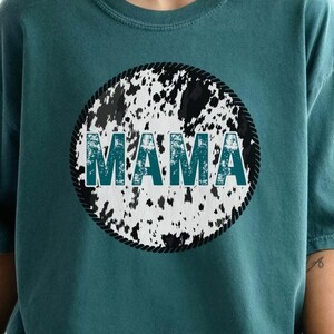 Western Mama PNG, Mom Life PNG, Peau de vache, Homestead Mama PNG, Vache impression maman PNG, Vache maman, poulets, produits maison, femme au foyer, vie à la ferme, T-shirt