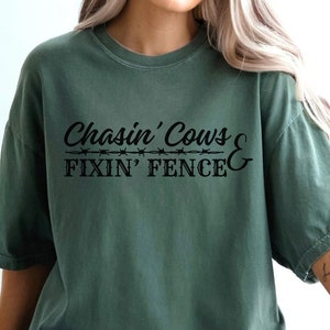 Chasin Cows and Fixin Fence, Soutenez votre agriculteur local PNG, La vie à la ferme, Homesteading Mama PNG, Cow Mom PNG, Cultivé à la maison, Femme au foyer, Svg