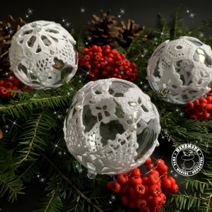 Set of 3 crochet baubles with beads White crochet balls Christmas tree decoration Vintage style Gift for family Lace decor Christmas baubles