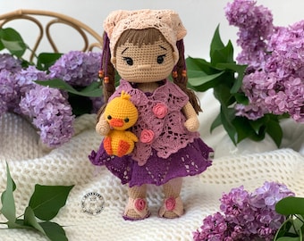 LILLY la jolie poupée vêtue d'une belle blouse en tricot et de chaussures avec des petites roses décoratives au crochet et son petit canard jaune