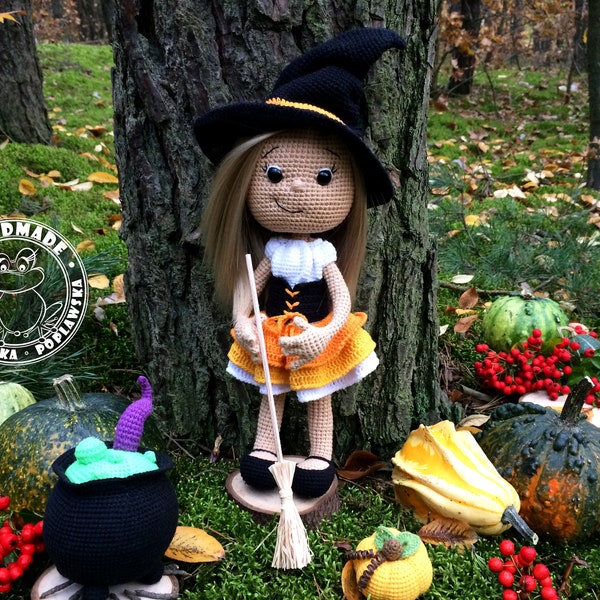 MINERVA la charmante poupée sorcière avec chapeau, chaudron, citrouille et balai Poupée d’art d’intérieur Décoration d’Halloween Poupée de sorcellerie au crochet