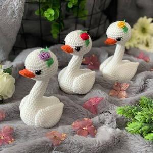 Schwan mit einer dekorativen ROSE und Blättern Kleiner handgemachter Schwan Ballerina Weißer Schwan Gefüllter Schwan Vogel Geschenk für Mädchen Schwanenpuppe Baby süßer Schwan