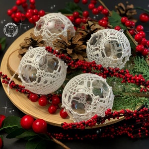 Set of 4 Christmas baubles with beads White crochet baubles Christmas tree decoration Xmas balls Gift for family Lace decor Lace ornaments