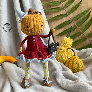 GRETCHEN girl with pumpkin head Halloween doll with bat-shaped bag Decorative doll Handmade crochet doll with pumpkin head Halloween decor