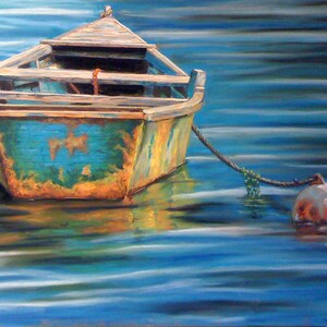 Puede incluir: Un barco de madera desgastado con pintura azul y amarilla se sienta en aguas azules tranquilas. El barco está amarrado a una boya con una cuerda. El agua está pintada con suaves pinceladas azules y blancas.