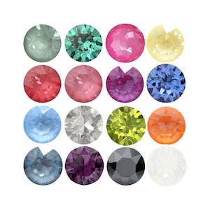 Op de afbeelding: Zestien ronde, gefacetteerde edelstenen in diverse kleuren, waaronder groen, roze, rood, blauw en geel. De edelstenen zijn in een raster op een witte achtergrond gerangschikt, wat hun glans en helderheid benadrukt.