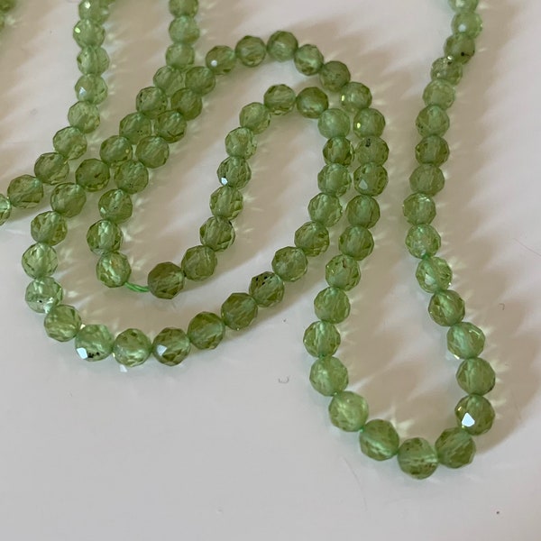10 perles 3,2mm Péridot facettes, 10 perles facettes gemme PERIDOT naturel 3 mm tons vert clairs, pierre naturelle