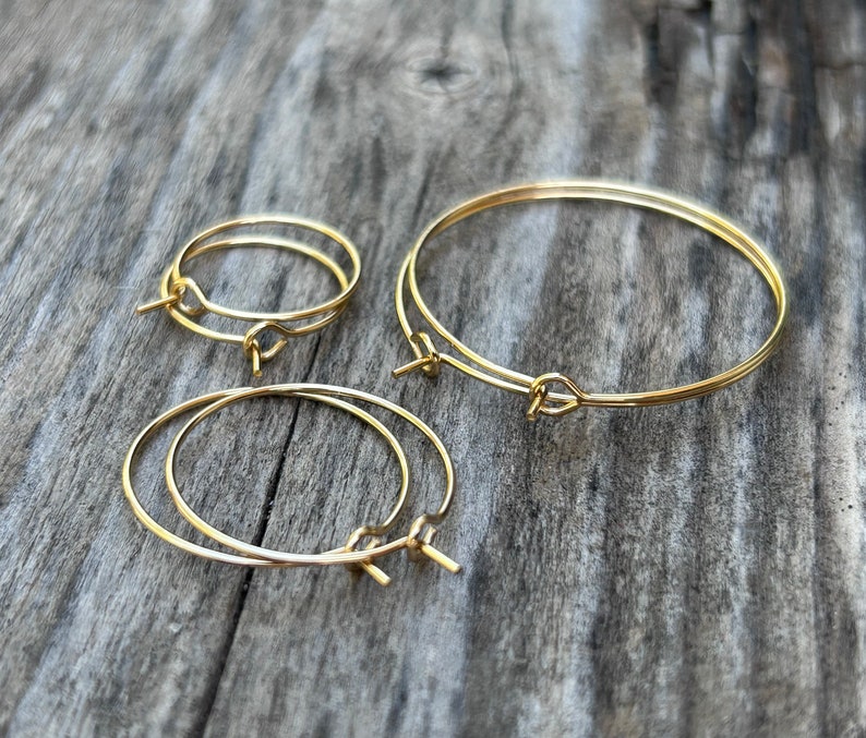 Puede incluir: Tres aros de oro de diferentes tama&ntilde;os. El aro m&aacute;s grande es de estilo brazalete con cierre de broche. Los dos aros m&aacute;s peque&ntilde;os son m&aacute;s peque&ntilde;os y tienen un cierre de bisagra.