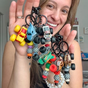 Brelok do kluczy Monster Truck – miniaturowy odlewany samochód z zawieszką do torby